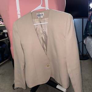 Wyndham Collection Size 4 Tan Button Pleated Longsleeve Vintage